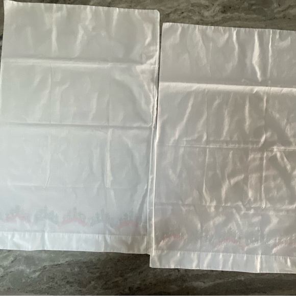 Vintage set of 2 hand embroidered pillowcases flowers 30”x20” - Picture 5 of 7